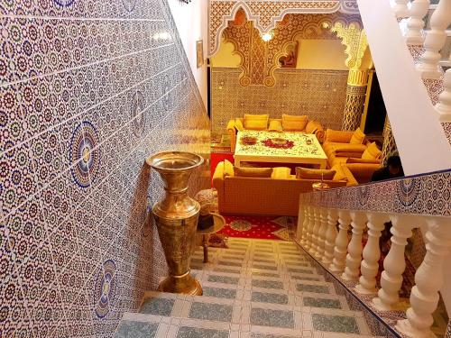 扎古拉Riad Jasmine Sud的楼梯位于带床的客房内
