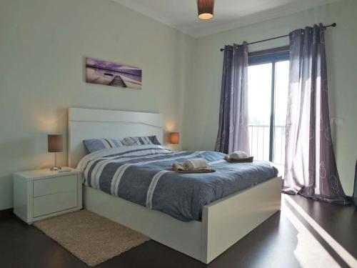 拉戈斯B03 - Luxury 2 Bed Lagos Marina的白色的卧室设有床和窗户
