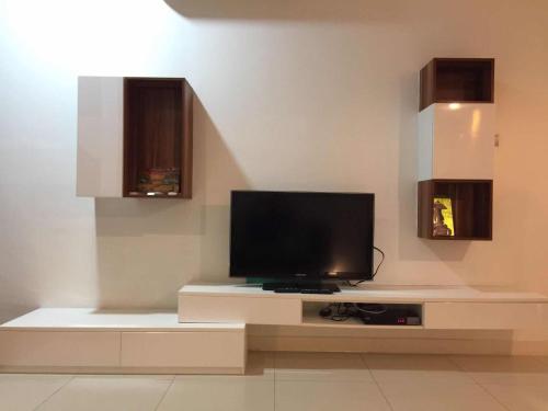哥打京那巴鲁The Loft Imago Studio Suites, Kota Kinabalu的客厅配有餐桌上的平面电视