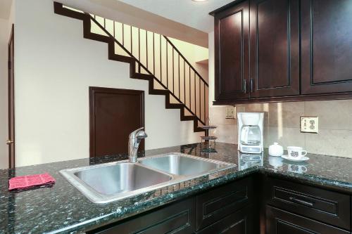 WillisResort Attractions的一个带水槽和楼梯的厨房