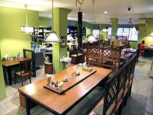 加拉班金宝殿酒店的一间在房间内配有大木桌的餐厅