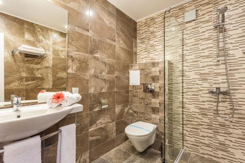 特里亚夫纳赞美酒店的浴室配有卫生间、盥洗盆和淋浴。