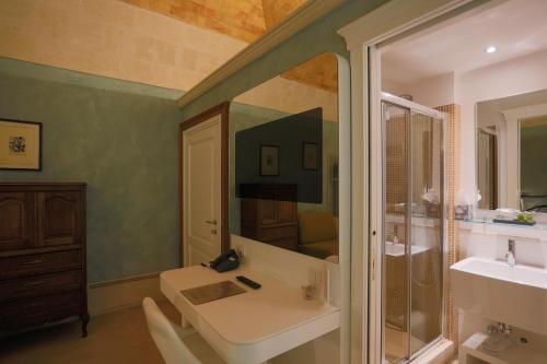 莱多拉卡西诺酒店的一间浴室
