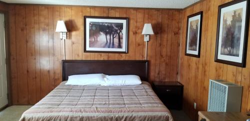 The Whispering Elms Motel客房内的一张或多张床位