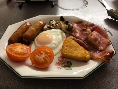 戈灵Melrose cottage的包括鸡蛋培根和西红柿的早餐食品