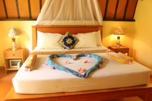吉利阿尔贝德罗旅馆的一间卧室配有两张床和一张心形床