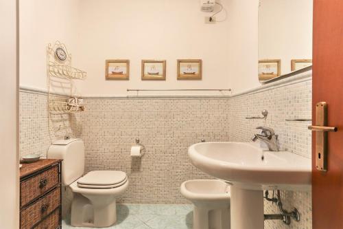 彼得拉桑塔Soleado beach house的浴室配有白色卫生间和盥洗盆。