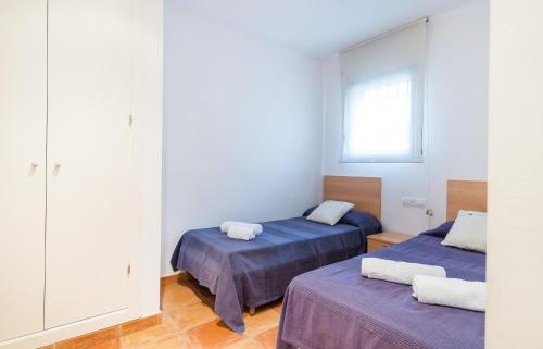 卡莱利亚德帕拉弗鲁赫尔CANADELL BAIXOS 3º的客房设有两张床和窗户。