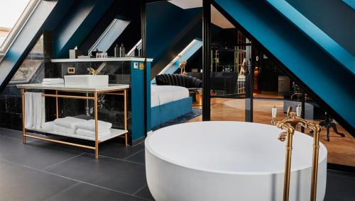 柏林Provocateur Berlin, a Member of Design Hotels的一间带浴缸的浴室