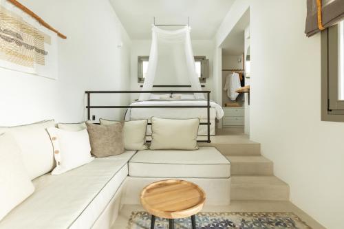 Chora Kythnos Suites adults only客房内的一张或多张床位
