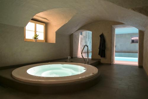 ZiedkalneBotique & SPA Hotel Berkenes Manor的大型浴室设有大浴缸和窗户