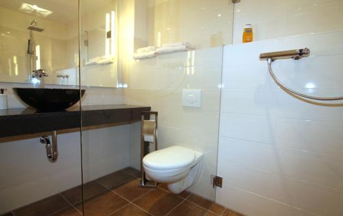 新武尔姆斯托夫海伦娜酒店的白色的浴室设有卫生间和水槽。