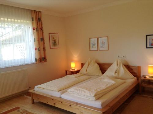 斯利耶巴赫玛吉特民宿的一间卧室配有一张大床和两盏灯