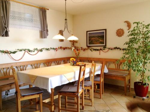 斯利耶巴赫玛吉特民宿的一间带桌椅的用餐室
