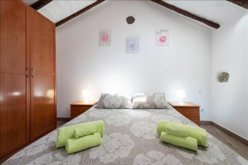 因赫尼奥Canary House的一间卧室配有一张带绿色长凳的大床