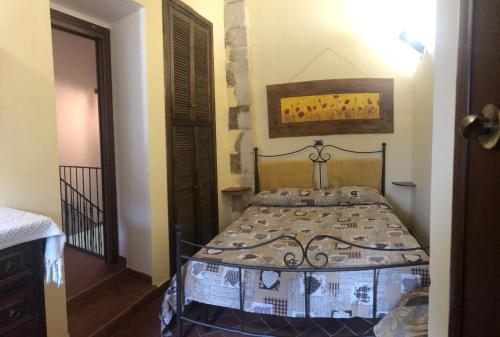 San Demetrio neʼ VestiniIL MIGNOLO DI SAN GIOVANNI的卧室配有一张床