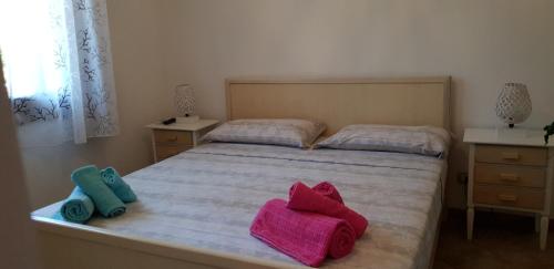切萨雷奥港Villa Sofia Affittacamere的卧室配有2条毛巾。