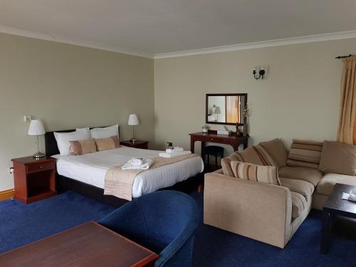 Hilborough天鹅旅馆的酒店客房,配有床和沙发