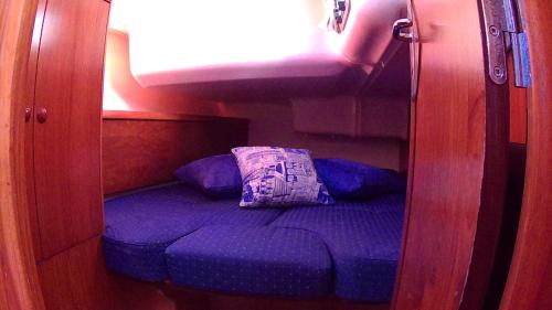坎尼吉翁斯卡尼扎斯梅拉尔达船屋的小房间设有蓝色座椅和枕头