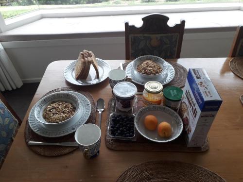 旺格努伊Shurinji的上面有早餐的桌子