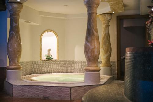 圣安东阿尔贝格格雷斯豪夫酒店的一个带柱子的房间的按摩浴缸