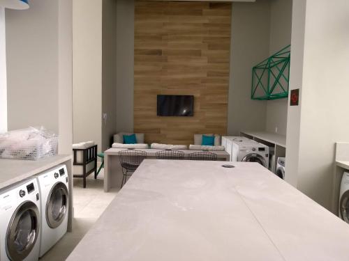 奥萨斯库Flat Aconchego, próximo ao centro de Osasco, ar condicionado, academia, piscina, wifi e varanda的相册照片