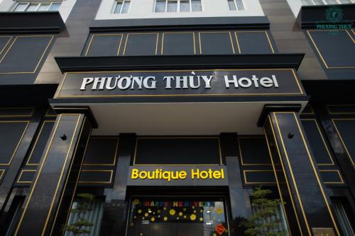 胡志明市Phuong Thuy Hotel Thu Duc near QL13的一座建筑,上面标有射击小旅馆的标志