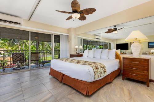 檀香山CASTLE Waikīkī Shores的一间带大床的卧室和一个阳台