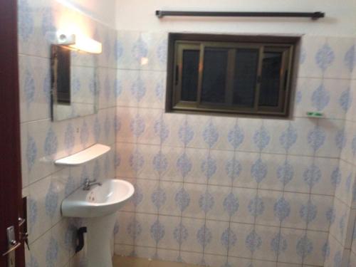 Kara玛丽安托瓦内特卡拉酒店的一间带水槽和窗户的浴室