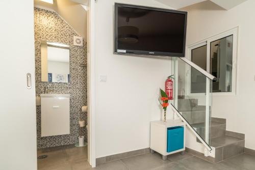 滨海保尔Casa das bonecas 2 # Private Garage Included #的客厅的墙上配有平面电视。