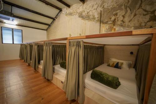 怡保咖啡休闲胶囊旅馆的一间设有四张双层床的客房