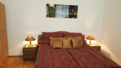 维也纳Haberlgasse的一间卧室配有一张红色的床和两盏灯