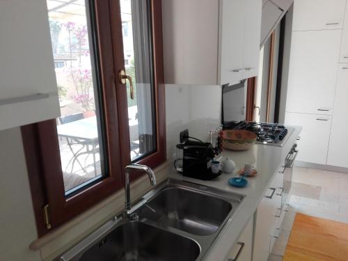布林迪西L'Antico Pergolato Apartments的厨房设有水槽和窗户。