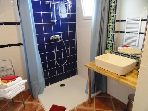 奥卡德朗索莱尔旅馆的一间浴室