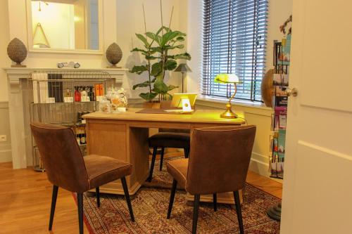 安特卫普埃米尔精品酒店的厨房配有桌椅和台灯
