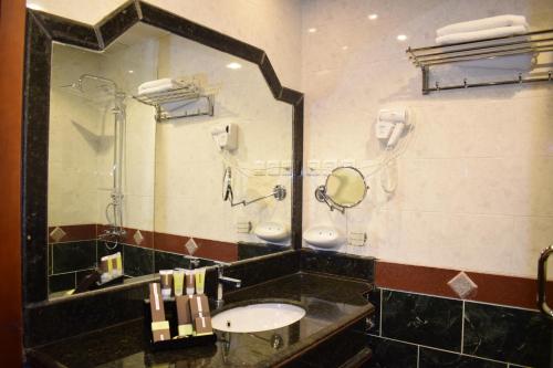 延布加那利海滩酒店的一间带水槽和镜子的浴室