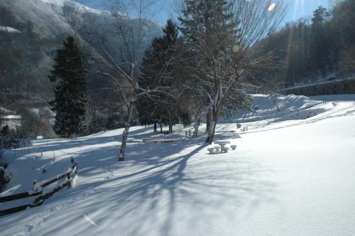 吕兹-圣索沃尔Appart Résidence Le Chili - Lit fait - Parc - Quartier thermal的一条有雪覆盖的树木和山路