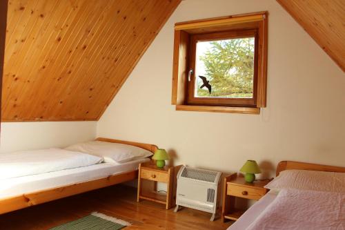 多纳瓦利Chata Donovaly Buly 242/C的一间卧室设有两张床和窗户。