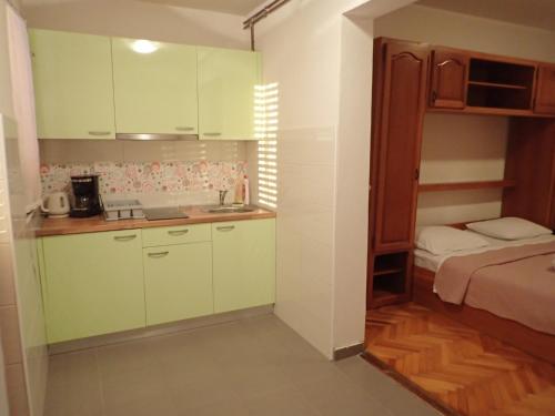 Apartments in Starigrad-Paklenica 33853的厨房或小厨房