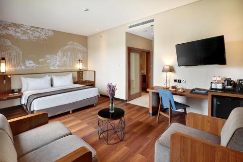 当格浪Swiss-Belhotel Airport Jakarta的配有一张床和一张书桌的酒店客房