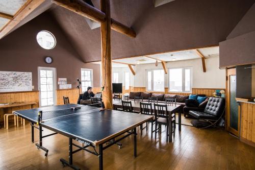 Absolute Niseko Lodge内部或周边的乒乓球设施