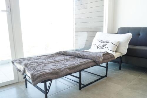 提华纳Luxurious Condo & unparalleled Comfort inTijuana的房间里的一张带枕头的长凳