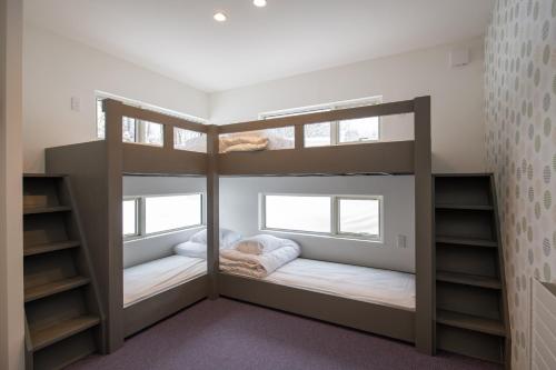 二世古Mountain Butterfly的带两张双层床和两扇窗户的房间