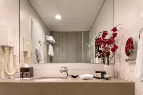 Vital - Urban boutique hotel TLV的一间浴室