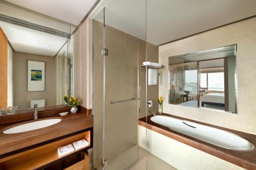 上海上海浦东嘉里大酒店的一间带两个水槽和玻璃淋浴间的浴室