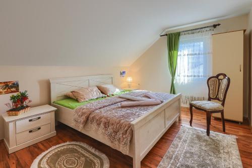 科托尔Apartment Mirjana的一间卧室配有一张大床和一把椅子