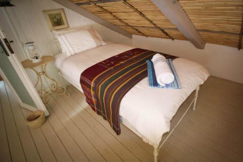 蒙塔古The Luxury Loft的一间卧室配有一张带条纹毯子的大床