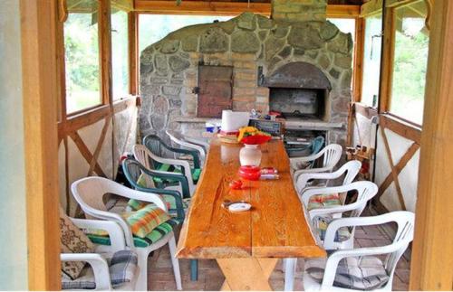 CanowFerienwohnung的厨房配有木桌和椅子,厨房配有石炉