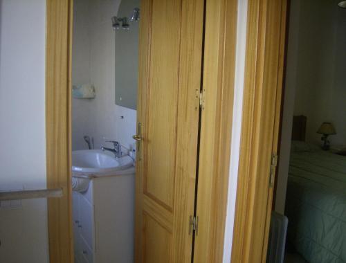 阿尔沃尔Apartamento Maria的一间带水槽、镜子和门的浴室