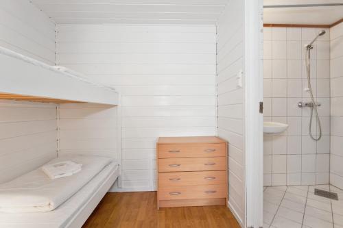 卑尔根Midttun Motell & Camping AS的配有床、淋浴和盥洗盆的浴室